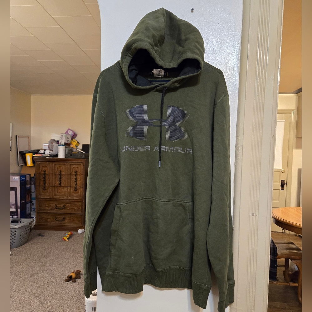 Men's warm Under Armour green & black hoodie size large in great condition